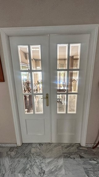 Puerta blanca interior con marco