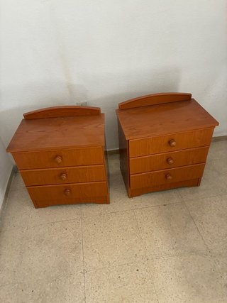 SE REGALAN Dos mesitas de noche de madera