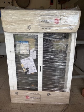 Ventana corredera con persiana sin abrir