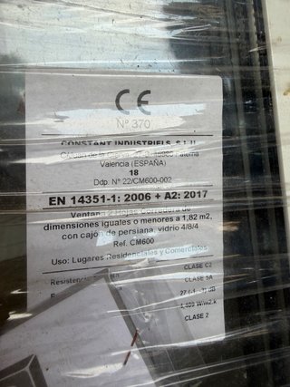 Ventana corredera con persiana sin abrir