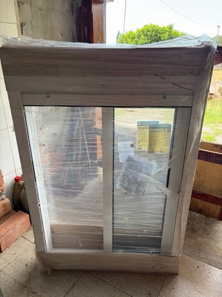 Ventana corredera con persiana sin abrir