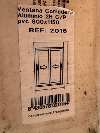 Ventana corredera con persiana sin abrir
