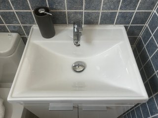 Mueble de baño con lavabo, grifo y tapón