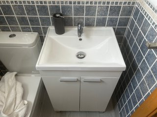 Mueble de baño con lavabo, grifo y tapón