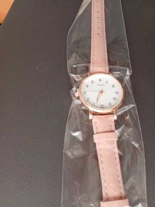 Reloj de pulsera rosa y dorado