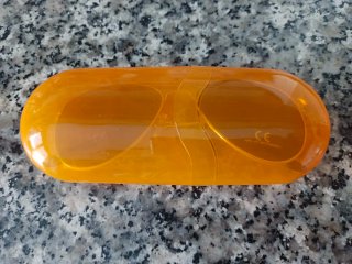 Gafas de sol aviador doradas y marrones.