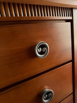 Armario de madera con cajones