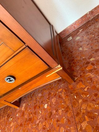 Armario de madera con cajones