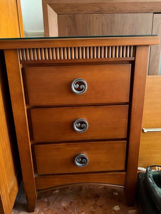Armario de madera con cajones