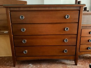 Armario de madera con cajones