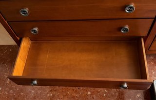 Armario de madera con cajones
