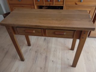 Mesa de madera extensible con cajones