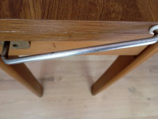 Mesa de madera extensible con cajones