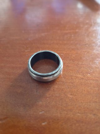 Anillo de hombre negro y plateado