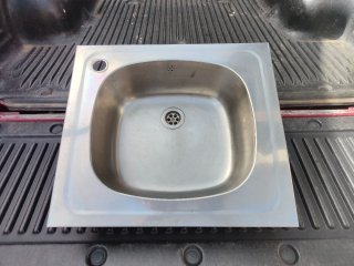 Fregadero y grifo de metal