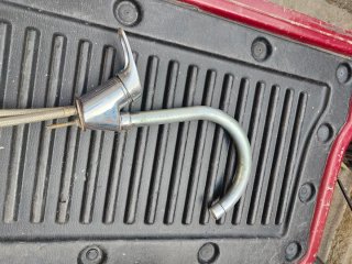 Fregadero y grifo de metal