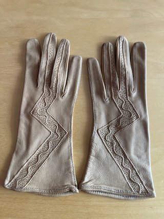 Guantes de piel beige con pespuntes geométricos