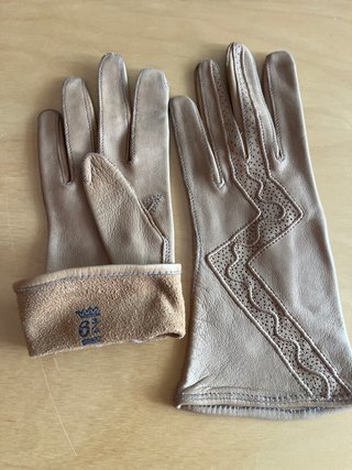 Guantes de piel beige con pespuntes geométricos