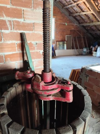 Prensa de vino y trituradora de madera