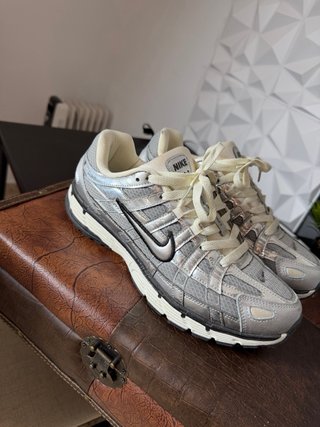 Zapatillas Nike plateadas y blancas