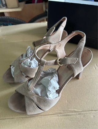 Zapatos de tacón beige para señora