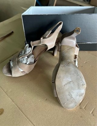Zapatos de tacón beige para señora