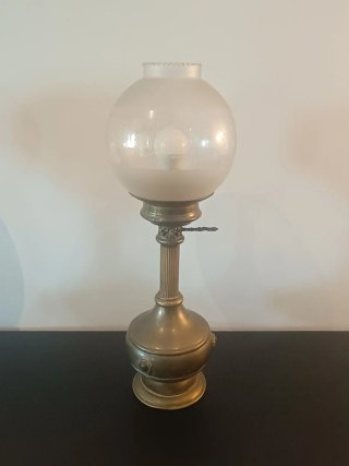 Lámpara de mesa clásica dorada