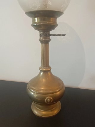 Lámpara de mesa clásica dorada