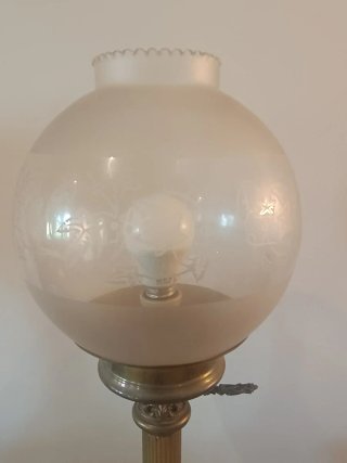 Lámpara de mesa clásica dorada