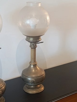 Lámpara de mesa clásica dorada