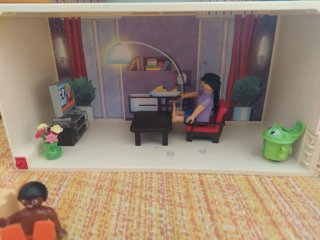Casa Playmobil con figuras y accesorios.