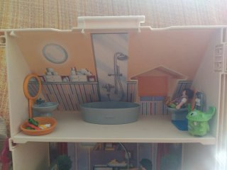 Casa Playmobil con figuras y accesorios.