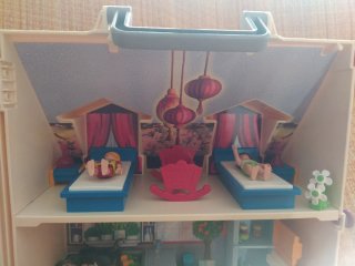 Casa Playmobil con figuras y accesorios.
