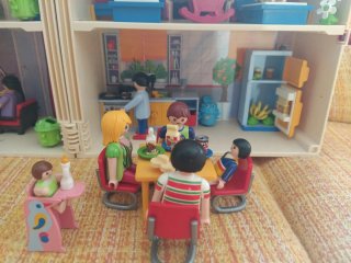 Casa Playmobil con figuras y accesorios.