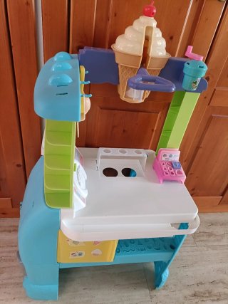 Carrito de helados y caja registradora