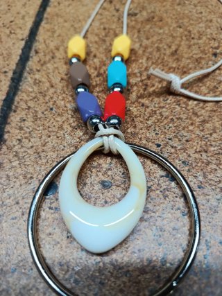 Collar bisutería con colgante y cuentas
