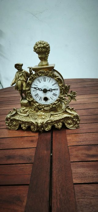 Reloj de mesa antiguo de bronce