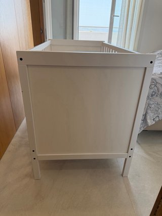 Cuna blanca de madera