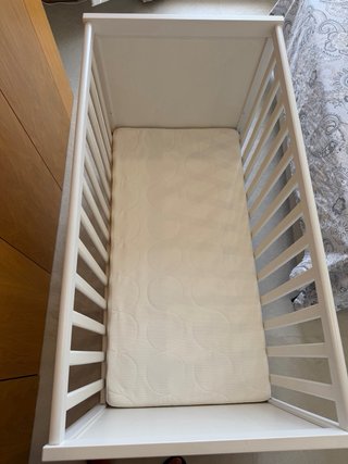 Cuna blanca de madera