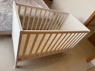 Cuna blanca de madera