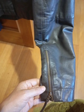 Chaqueta de cuero marrón oscuro