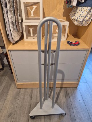 Soporte metálico para perchas