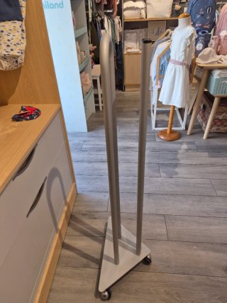 Soporte metálico para perchas