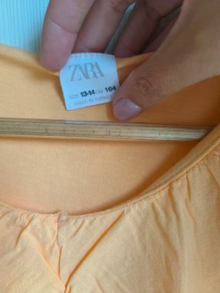 Camiseta naranja con volantes