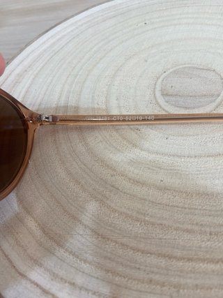 Gafas de sol marrones y doradas