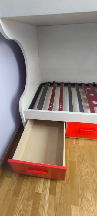 Litera de madera con cajones