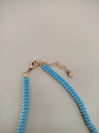 Collar de cuentas azul con colgante de pez
