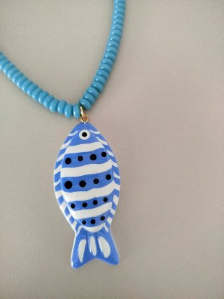 Collar de cuentas azul con colgante de pez