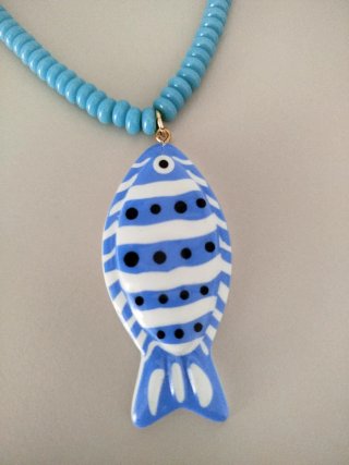 Collar de cuentas azul con colgante de pez