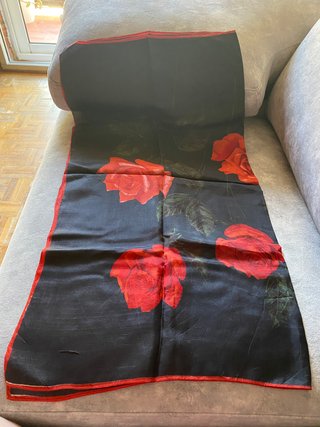 Pañuelo negro con rosas rojas